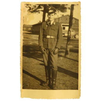 Portrait of Luftwaffe soldier in strange tunic and visor hat without Sturmband. Espenlaub militaria